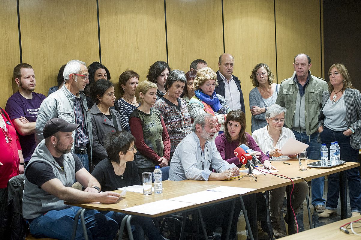 Jaiki Hadi elkarteko eta preso erien aldeko herrietako plataformetako kideak, atzo, Bilbon. MARISOL RAMIREZ / ARGAZKI PRESS. Jaiki Hadi elkarteko eta preso erien aldeko herrietako plataformetako kideak, atzo, Bilbon. MARISOL RAMIREZ / ARGAZKI PRESS.
