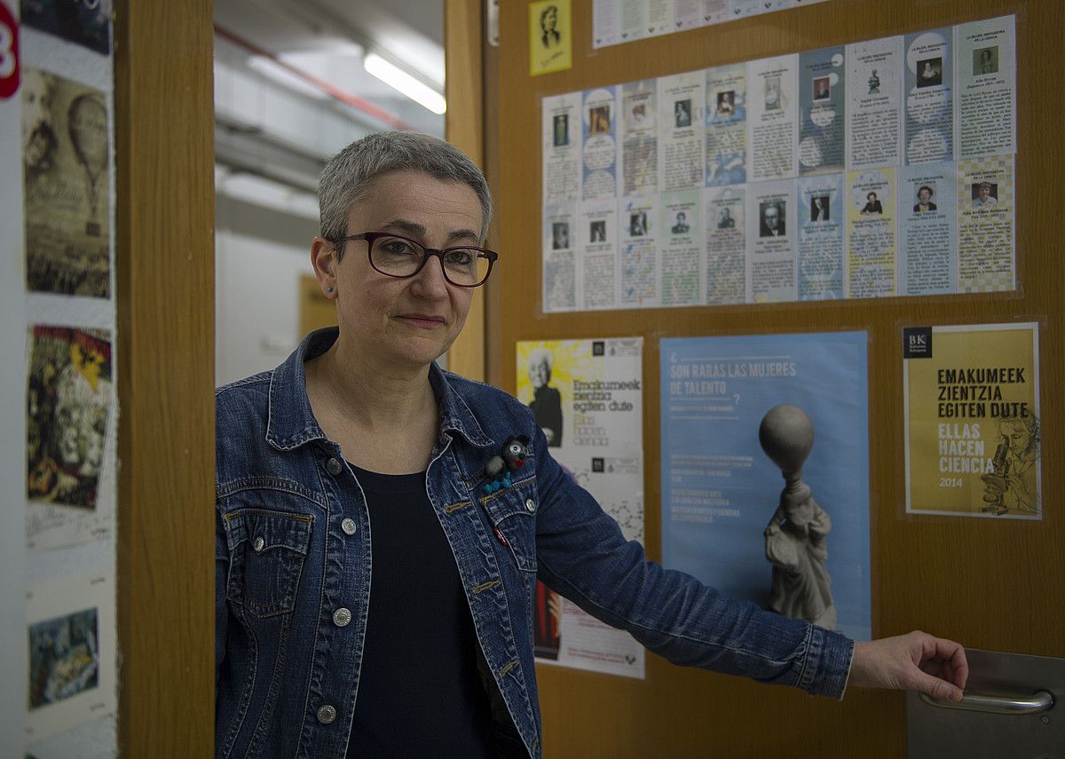 Bere lantokiko atean ageri da Marta Macho Stadler, EHUko Zientzia Fakultateko bulegoan. MONIKA DEL VALLE / ARGAZKI PRESS. Bere lantokiko atean ageri da Marta Macho Stadler, EHUko Zientzia Fakultateko bulegoan. MONIKA DEL VALLE / ARGAZKI PRESS.