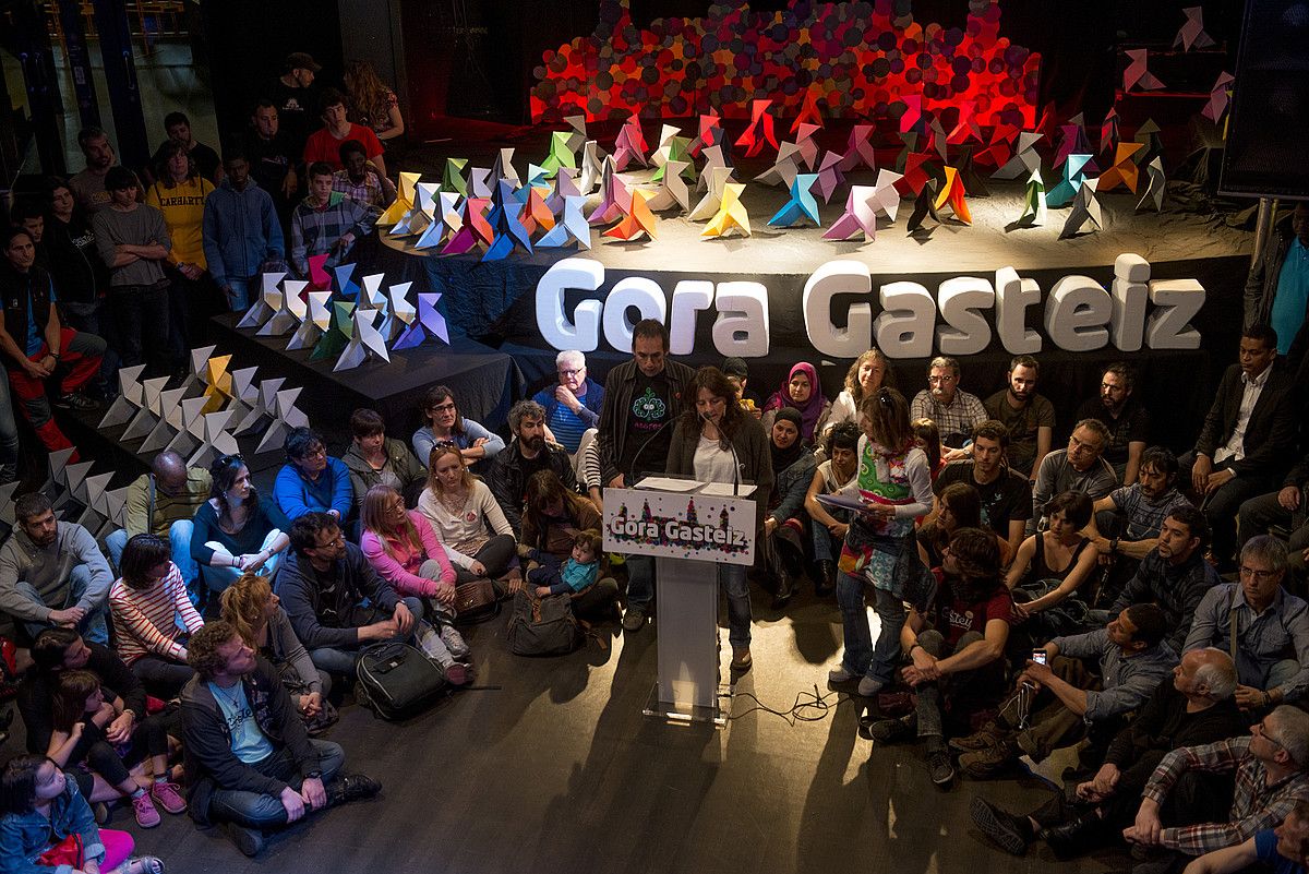 Gora Gasteiz babestu duten elkarte eta pertsonen agerraldia, mugimenduaren balantzea egiteko. RAUL BOGAJO / ARGAZKI PRESS.