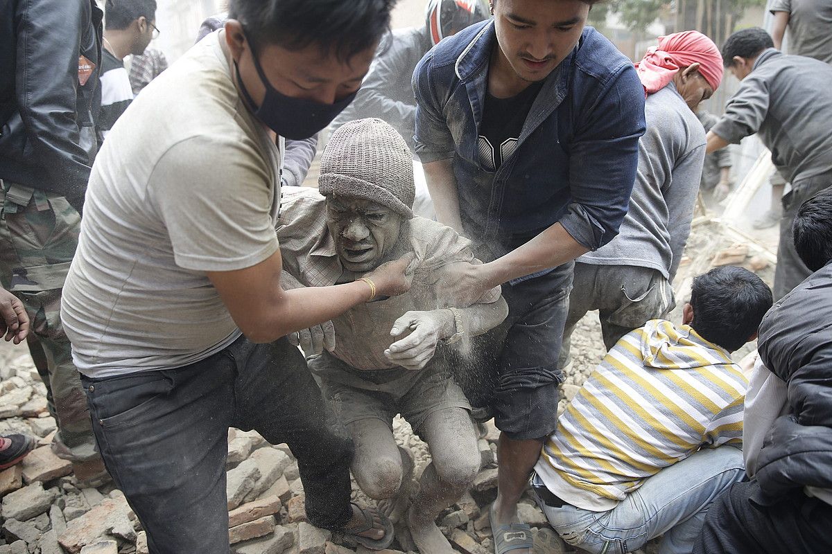 Hondakinen artetik erreskatatutako herritar bat, atzo, Katmandun. NARENDRA SHRESTHA / EFE. Hondakinen artetik erreskatatutako herritar bat, atzo, Katmandun. NARENDRA SHRESTHA / EFE.
