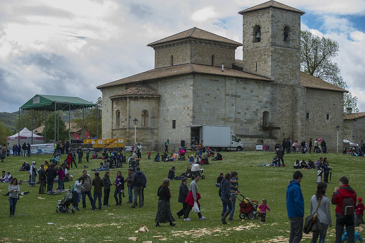 Armentiako zelaietan jende ugari biltzen da San Prudentzio egunean. JUANAN RUIZ / ARGAZKI PRESS.