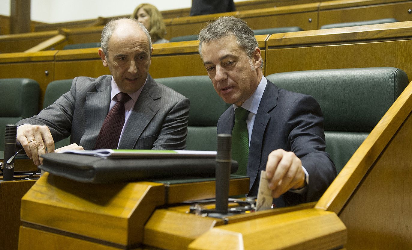 Josu Erkoreka eta Iñigo Urkullu Eusko Legebiltzarreko osoko bilkura batean, botoa ematen. RAUL BOGAJO / ARP. Josu Erkoreka eta Iñigo Urkullu Eusko Legebiltzarreko osoko bilkura batean, botoa ematen. RAUL BOGAJO / ARP.