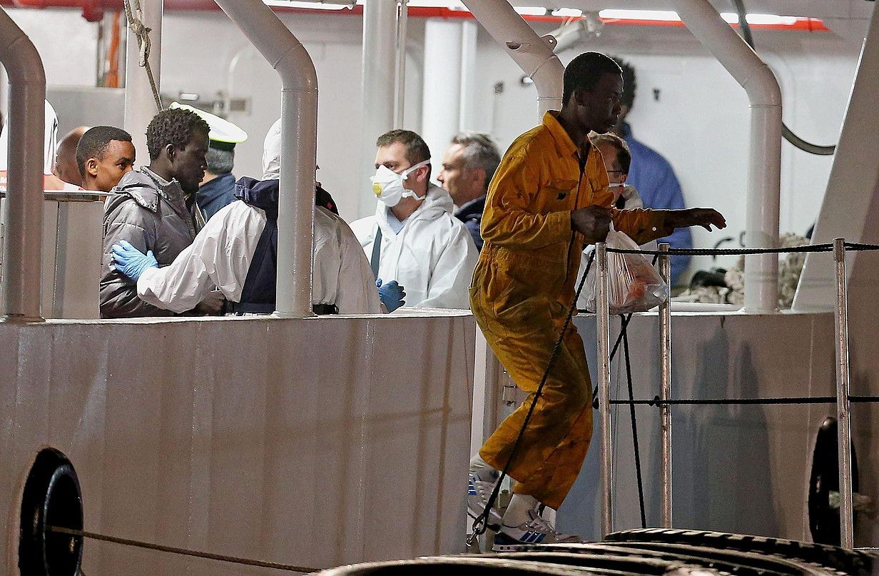 Mediterraneoko tragediatik onik ateratako migratzaileak Catanian lur hartzen, iragan astean. ALESSANDRO DI MEO / EFE. Mediterraneoko tragediatik onik ateratako migratzaileak Catanian lur hartzen, iragan astean. ALESSANDRO DI MEO / EFE.