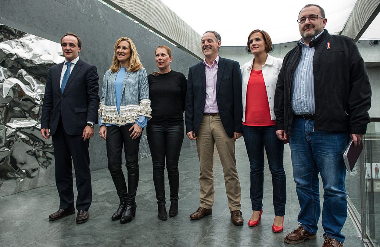 Sei presidentegaien arteko eztabaida, atzo, parlamentuko prentsa aretoan. JAGOBA MANTEROLA / ARGAZKI PRESS. Sei presidentegaien arteko eztabaida, atzo, parlamentuko prentsa aretoan. JAGOBA MANTEROLA / ARGAZKI PRESS.