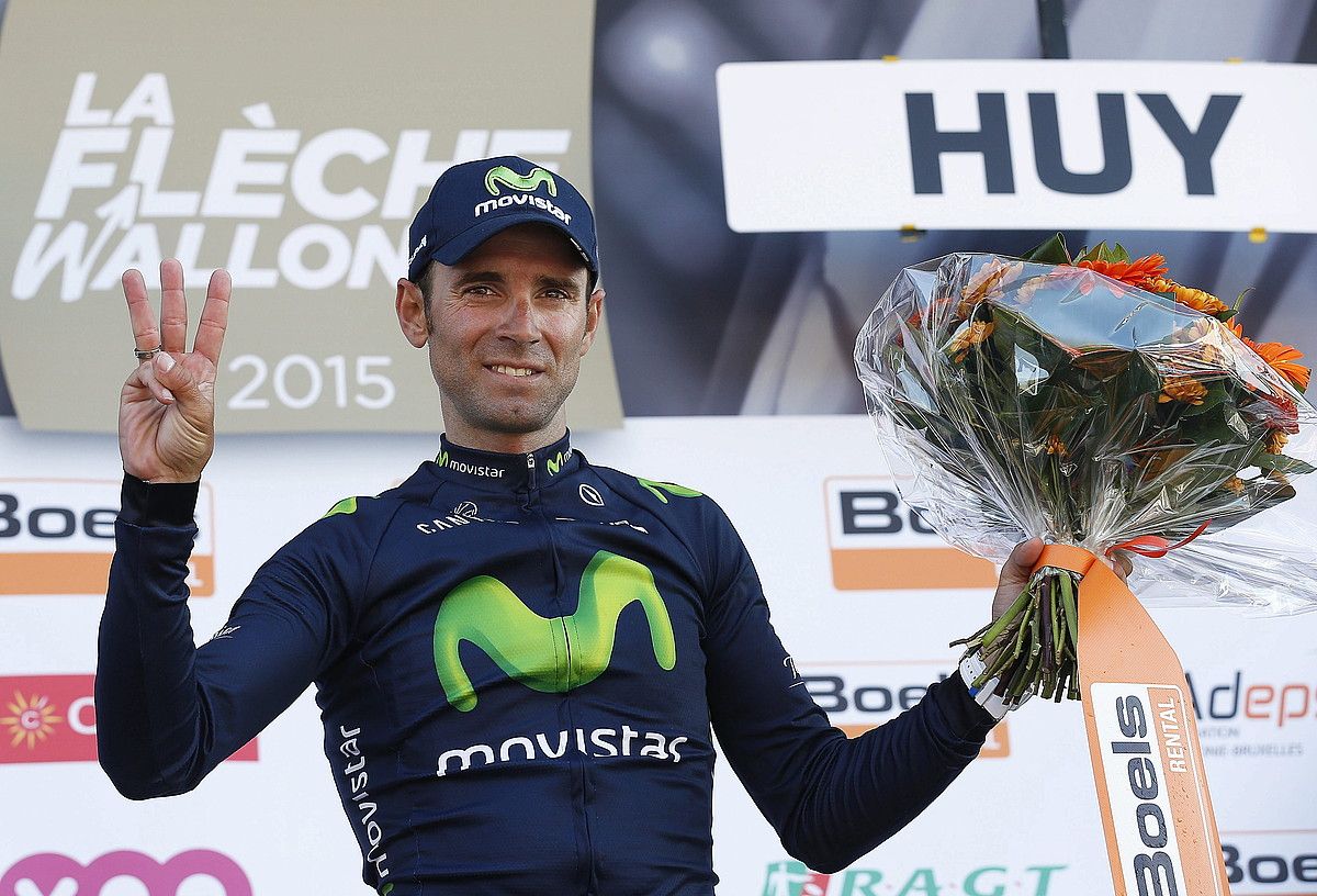 Alejandro Valverde, atzo, podiumean, Fleche Wallone irabazi berritan. JULIEN WARNAND / EFE.