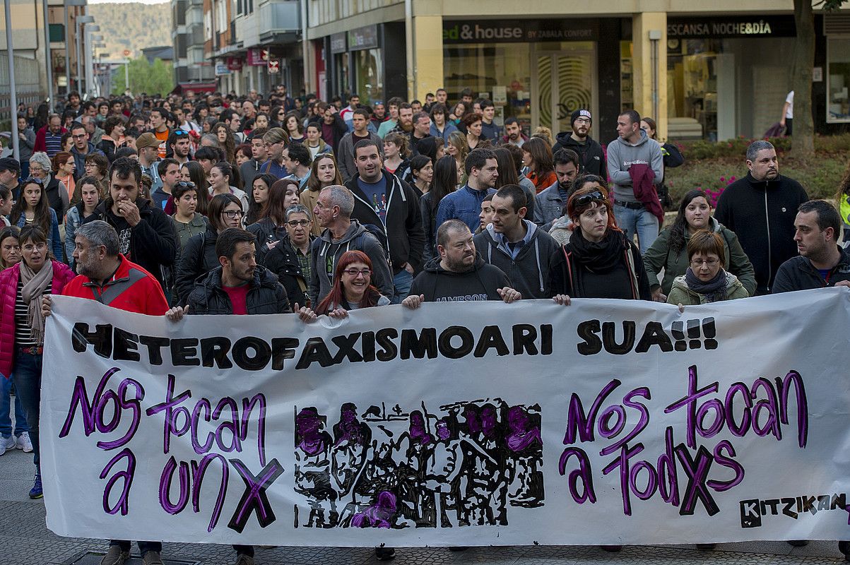 Algortan manifestazioa egin zuten apirilaren 6an izandako eraso homofoboa salatzeko. MARISOL RAMIREZ / ARGAZKI PRESS. Algortan manifestazioa egin zuten apirilaren 6an izandako eraso homofoboa salatzeko. MARISOL RAMIREZ / ARGAZKI PRESS.
