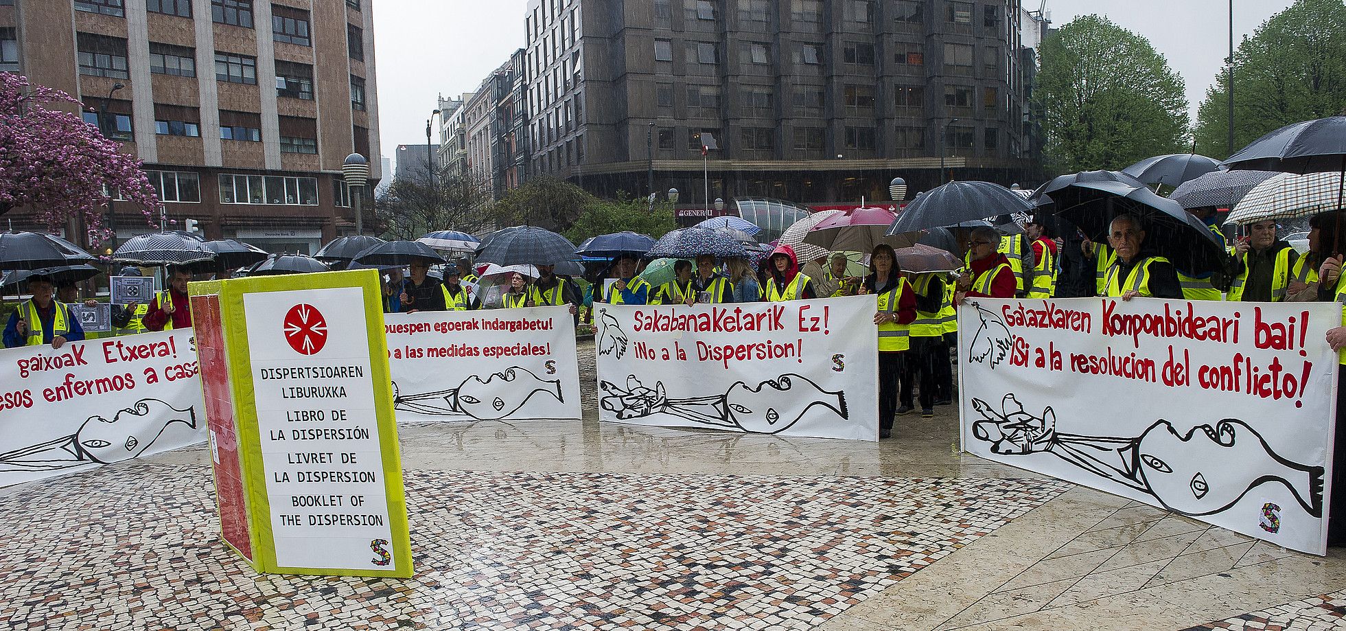Espainiako Gobernuak EAEn duen ordezkaritzatik abiatu zuen protesta Sarek atzo goizean. LUIS JAUREGIALTZO / ARGAZKI PRESS. Espainiako Gobernuak EAEn duen ordezkaritzatik abiatu zuen protesta Sarek atzo goizean. LUIS JAUREGIALTZO / ARGAZKI PRESS.