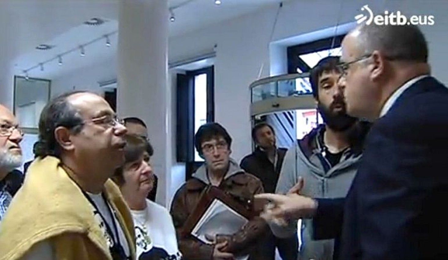 EITBren webgunean ikusi ahal izan zen Cabacasen senideen eta Joseba Egibarren arteko eztabaida. BERRIA. EITBren webgunean ikusi ahal izan zen Cabacasen senideen eta Joseba Egibarren arteko eztabaida. BERRIA.