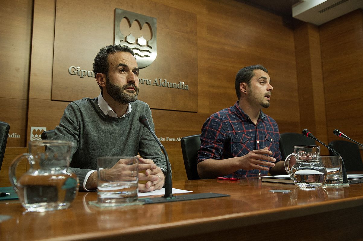 Uson eta Rodriguez, atzo, ikerketaren aurkezpenean. JUAN CARLOS RUIZ / ARP. Uson eta Rodriguez, atzo, ikerketaren aurkezpenean. JUAN CARLOS RUIZ / ARP.