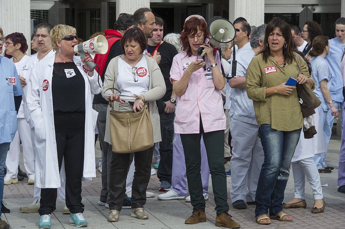 Langileak protestan, atzo, Gurutzetako erietxearen atarian. MONIKA DEL VALLE / ARGAZKI PRESS.
