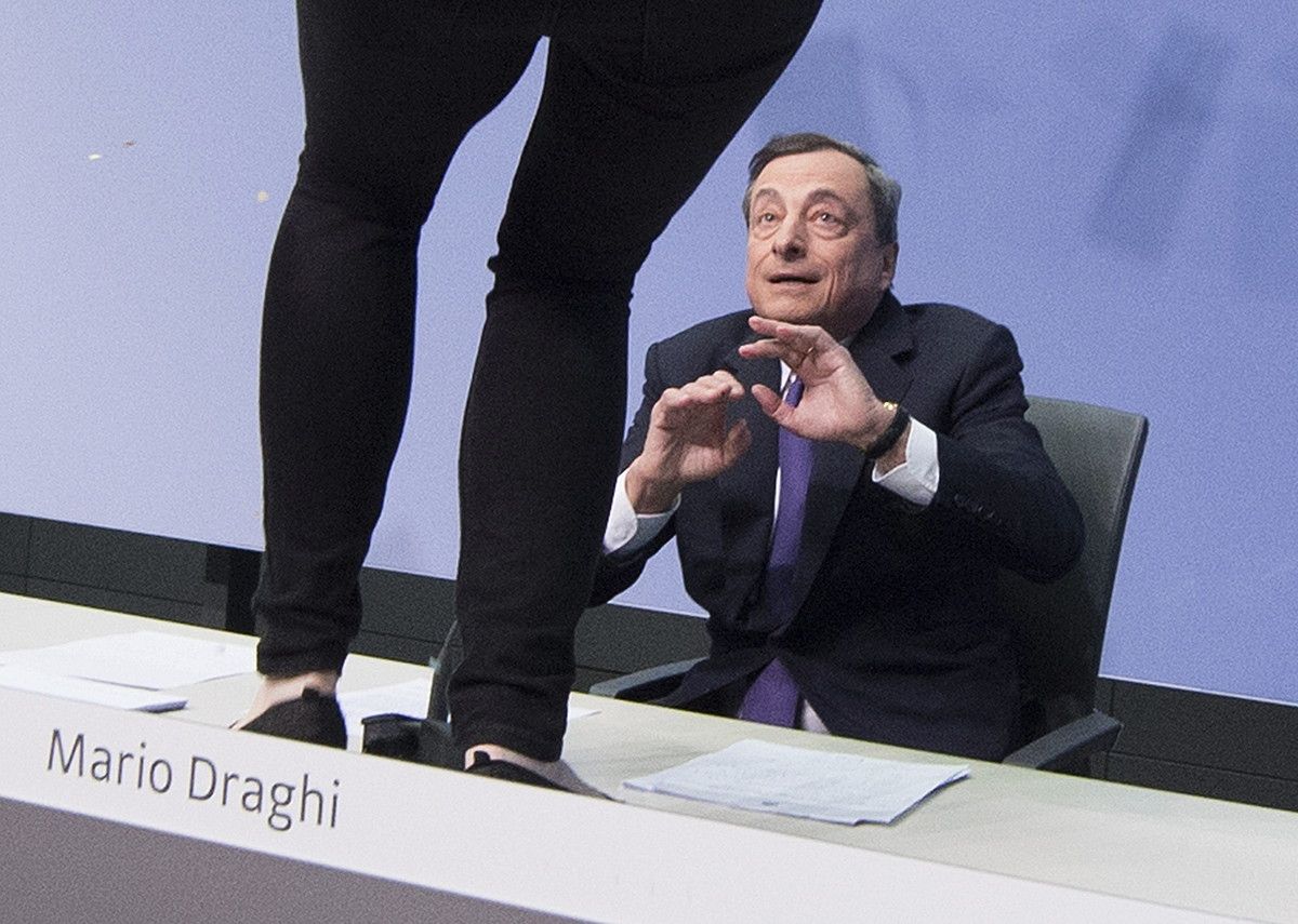 Draghi, ikaratuta, atzo, Frankfurten. BORIS ROESSLER / EFE. Draghi, ikaratuta, atzo, Frankfurten. BORIS ROESSLER / EFE.