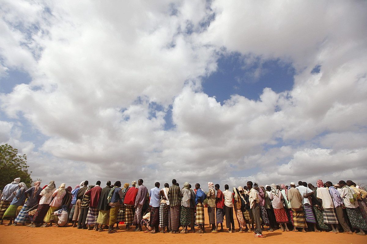 Iheslari somaliarrak, duela lau urte, Dadaabeko kanpalekuko Ifo errefuxiatu gunera iritsi berritan. DAI KUROKAWA / EFE. Iheslari somaliarrak, duela lau urte, Dadaabeko kanpalekuko Ifo errefuxiatu gunera iritsi berritan. DAI KUROKAWA / EFE.