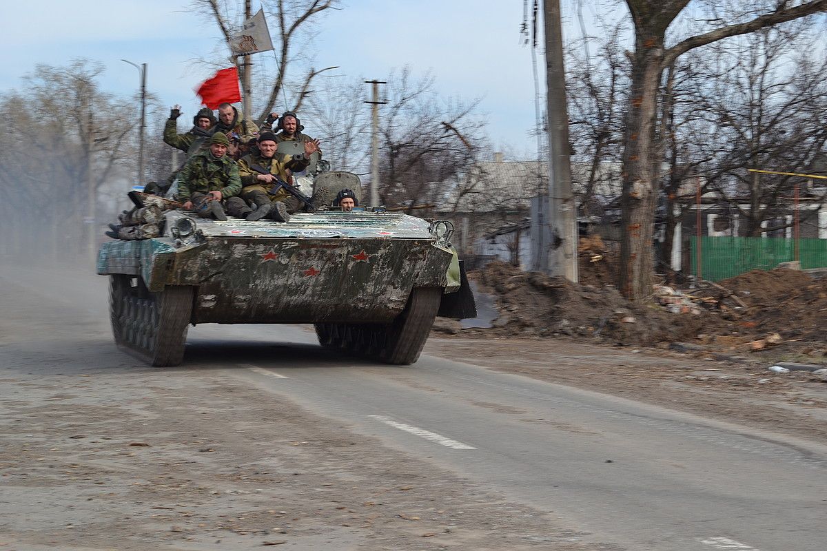 Vostok batailoiko kideak tanke baten gainean, Donetskeko aireportuaren inguruan. IBAI TREBIÑO.