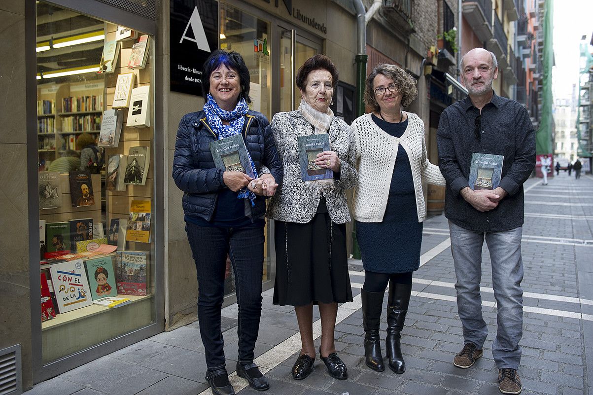 Luis Mari Larrañaga eta Antoñanaren senideak, Iruñean, liburuaren aurkezpenean. IÑIGO URIZ / ARGAZKI PRESS.