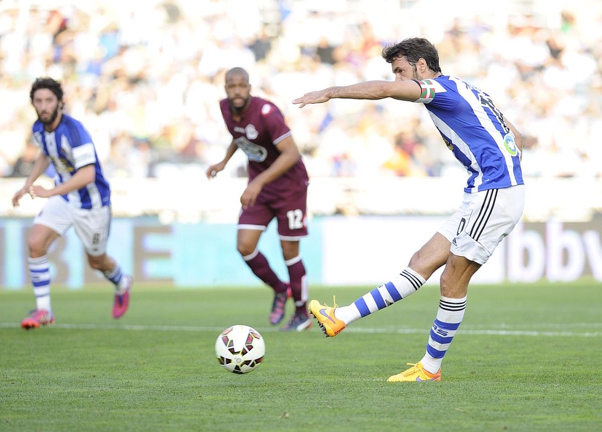 Xabi Prieto, penaltia jaurtitzen, joan den igandean, Realak eta Deportivok Anoetan jokatutako partidan. JON URBE / ARGAZKI PRESS. Xabi Prieto, penaltia jaurtitzen, joan den igandean, Realak eta Deportivok Anoetan jokatutako partidan. JON URBE / ARGAZKI PRESS.