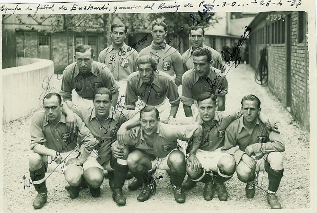 1. Gerra garaian. Euskal selekzioko jokalariak, 1937an, Parisen (Frantzia). JOSEBA GOTZON VARELA. 1. Gerra garaian. Euskal selekzioko jokalariak, 1937an, Parisen (Frantzia). JOSEBA GOTZON VARELA.