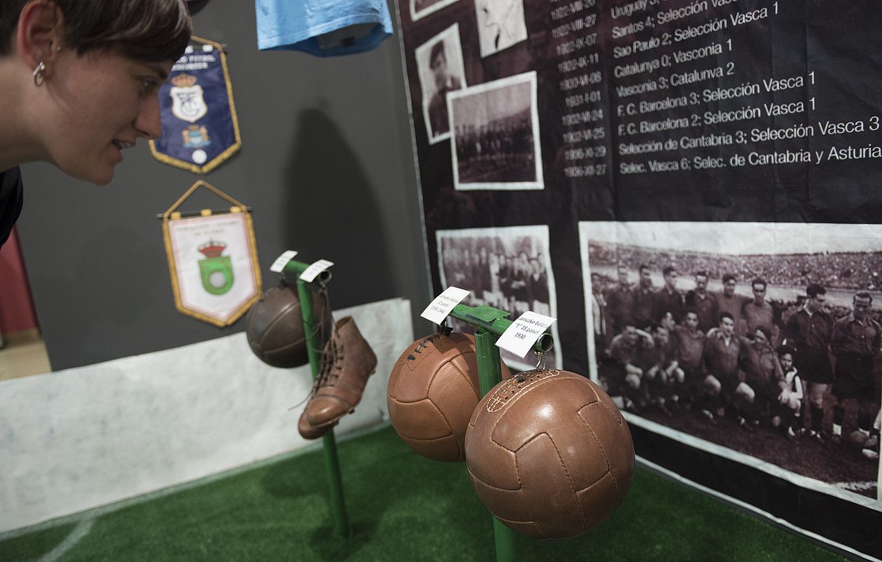 1915etik aurrera erabilitako botak eta larruzko baloiak. ANDONI CANELLADA / ARP.