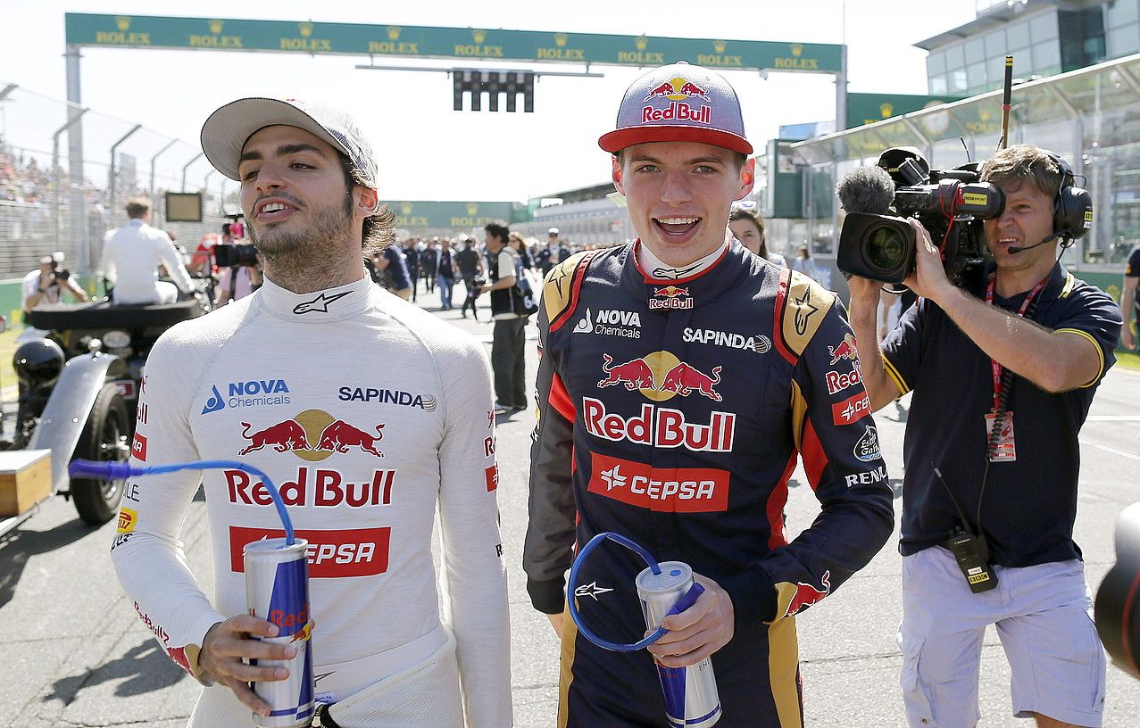 Carlos Sainz (20 urte) eta Max Verstappen (18) Toro Rosso taldeko gidariak. 1 Formulako gazteenak dira. SRDJAN SUKI / EFE. Carlos Sainz (20 urte) eta Max Verstappen (18) Toro Rosso taldeko gidariak. 1 Formulako gazteenak dira. SRDJAN SUKI / EFE.
