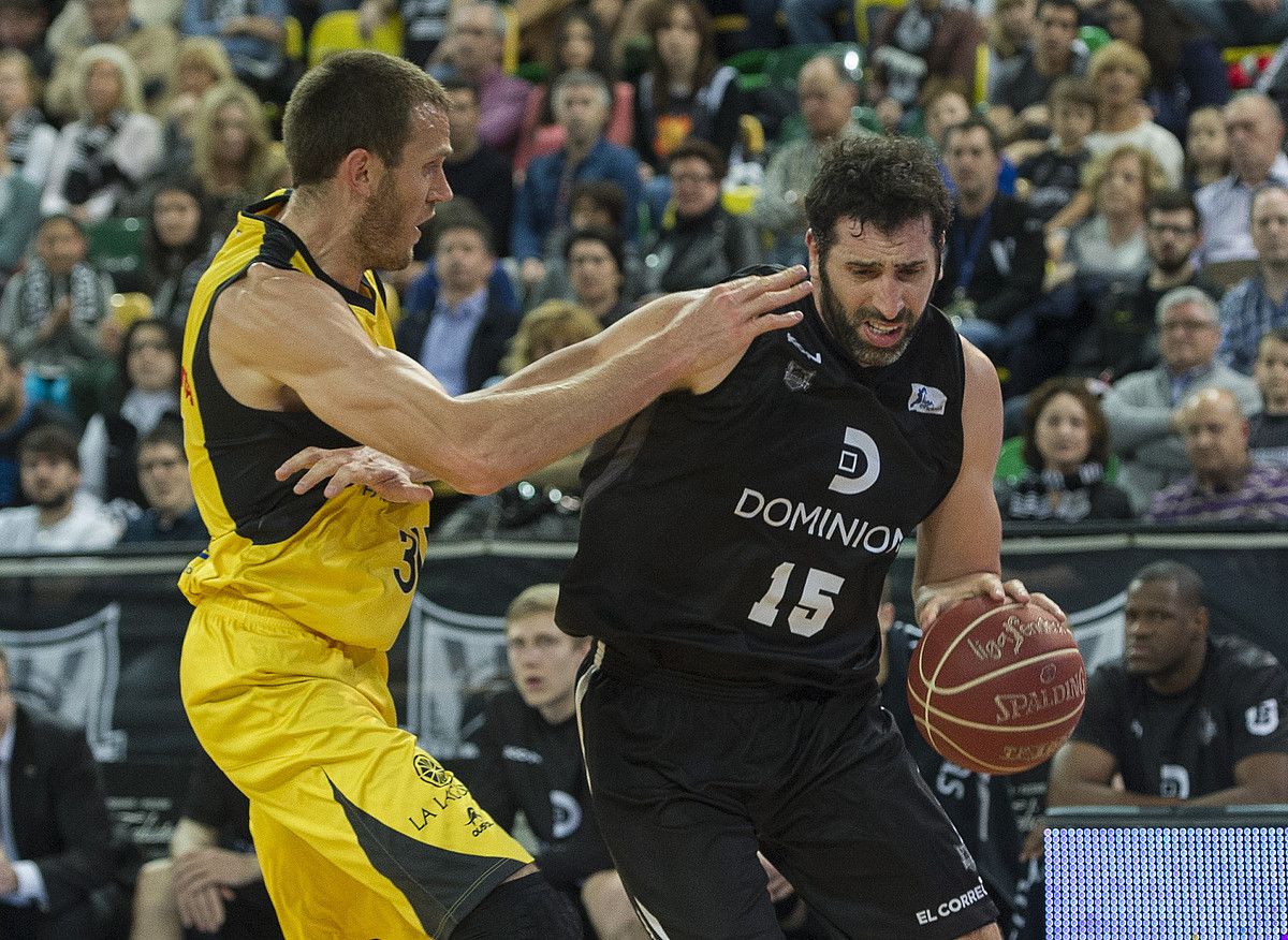 Alex Mumbru, saskirako bidea egiteko ahaleginean, aurkari batek oztopatuta. MONIKA DEL VALLE / ARGAZKI PRESS. Alex Mumbru, saskirako bidea egiteko ahaleginean, aurkari batek oztopatuta. MONIKA DEL VALLE / ARGAZKI PRESS.