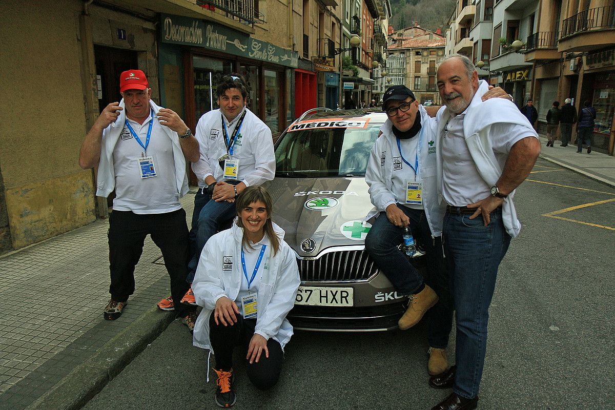 Alfredo Galarraga, Iñaki Novo, Sara Lizeaga, Jose Ignacio Azurmendi eta Jose Mari Laskurain, Zumarraga eta Arrate arteko etapa hasi aurretik. G. ARANBURU / ARP. Alfredo Galarraga, Iñaki Novo, Sara Lizeaga, Jose Ignacio Azurmendi eta Jose Mari Laskurain, Zumarraga eta Arrate arteko etapa hasi aurretik. G. ARANBURU / ARP.