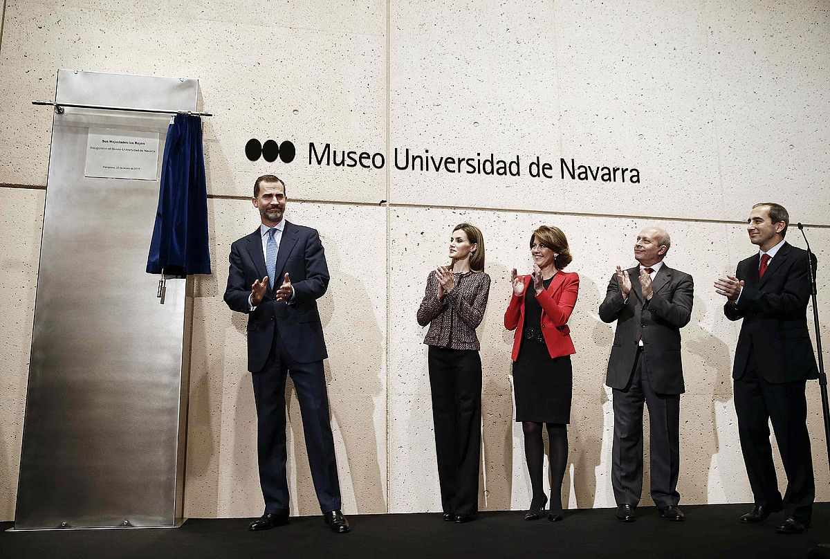 Espainiako errege-erreginak, Nafarroako presidente Yolanda Barcina, Espainiako Kultura ministro Jose Ignacio Wert eta Opusen unibertsitateko errektore Alfonso Sanchez Tabernero. JESUS DIGES / EFE. Espainiako errege-erreginak, Nafarroako presidente Yolanda Barcina, Espainiako Kultura ministro Jose Ignacio Wert eta Opusen unibertsitateko errektore Alfonso Sanchez Tabernero. JESUS DIGES / EFE.