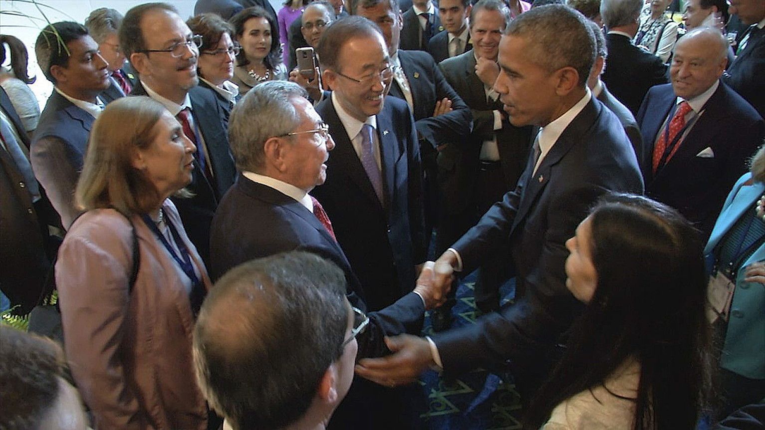 Estatuburuen goi bilera ofizialetik kanpo, lehenbiziko bilkura egin dute Raul Castro Kubako presidenteak eta Barack Obama AEBetakoak. PANAMAKO GOBERNUA / EFE. Estatuburuen goi bilera ofizialetik kanpo, lehenbiziko bilkura egin dute Raul Castro Kubako presidenteak eta Barack Obama AEBetakoak. PANAMAKO GOBERNUA / EFE.