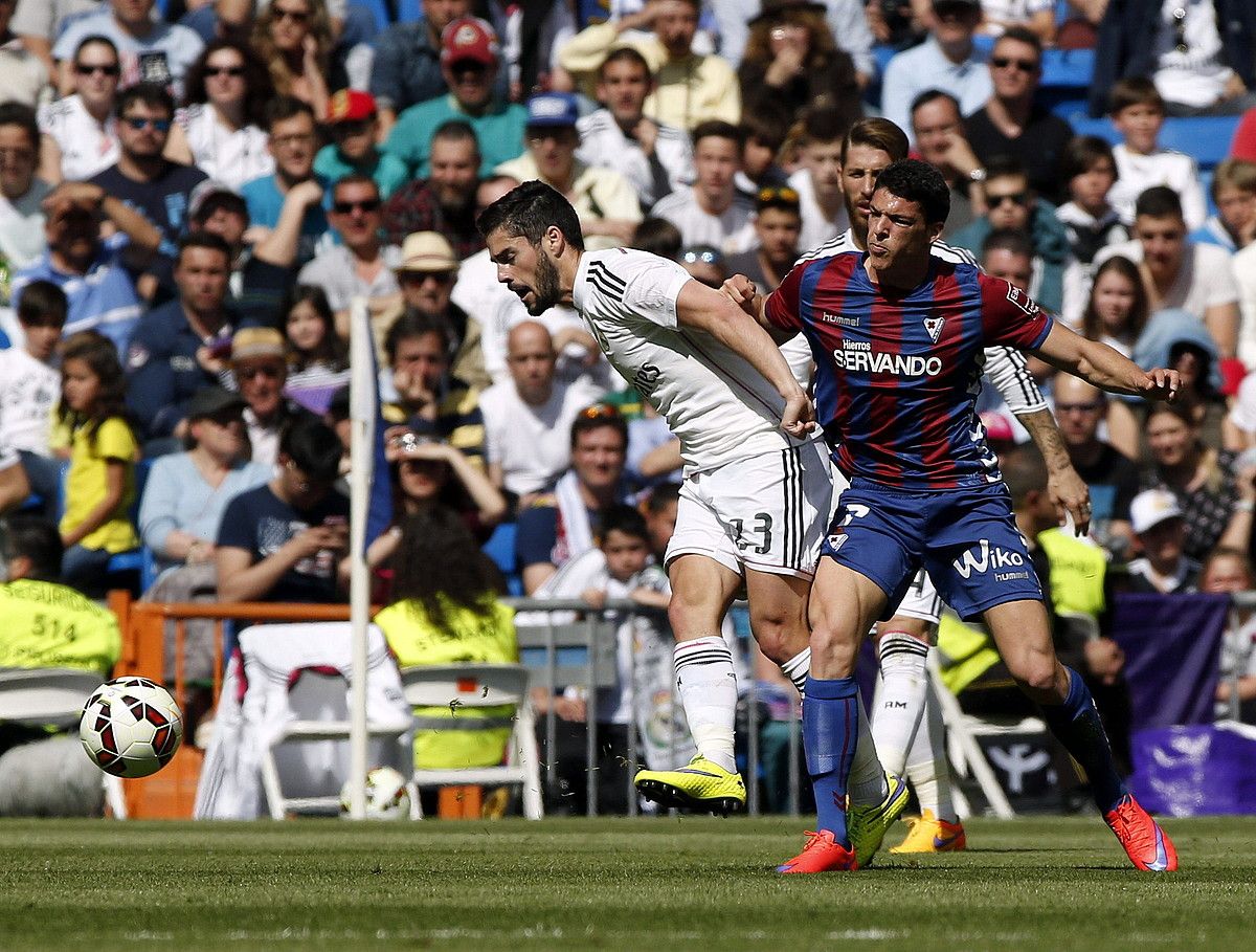 Capa Eibarko jokalaria, Isco Real Madrilekoari eskuineko besoarekin bultza egiten, atzoko partidan. J. J. GUILLEN / EFE. Capa Eibarko jokalaria, Isco Real Madrilekoari eskuineko besoarekin bultza egiten, atzoko partidan. J. J. GUILLEN / EFE.