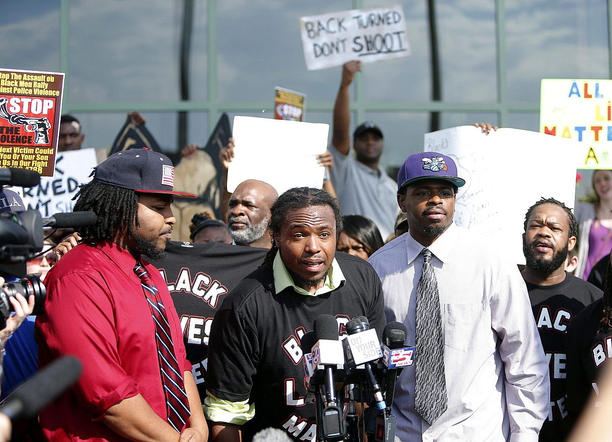 Black Lives Matter erakundeak (Beltzen bizitzek axola dute) protestara deitu zuen atzo, Scotten hilketa salatzeko. STEPHEN B. MORTON / EFE. Black Lives Matter erakundeak (Beltzen bizitzek axola dute) protestara deitu zuen atzo, Scotten hilketa salatzeko. STEPHEN B. MORTON / EFE.
