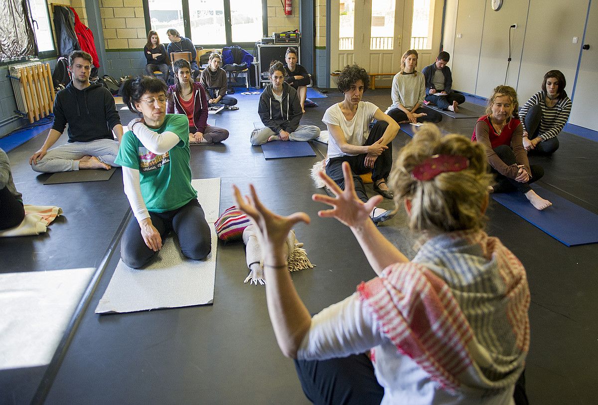 Aulestiko Antzerki Topaketan izena eman duten ikasleak atzo izandako tailerretariko batean Maite Arrese irakasleari adi. MARISOL RAMIREZ / ARGAZKI PRESS.