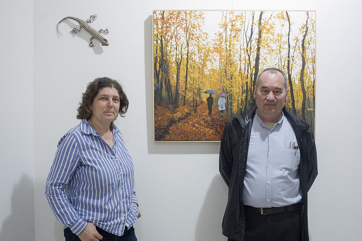 Nuria Unzurrunzaga eta Alejandro Loche, atzo, Donostiako Ekain Arte Lanak galerian. JON URBE / ARGAZKI PRESS. Nuria Unzurrunzaga eta Alejandro Loche, atzo, Donostiako Ekain Arte Lanak galerian. JON URBE / ARGAZKI PRESS.