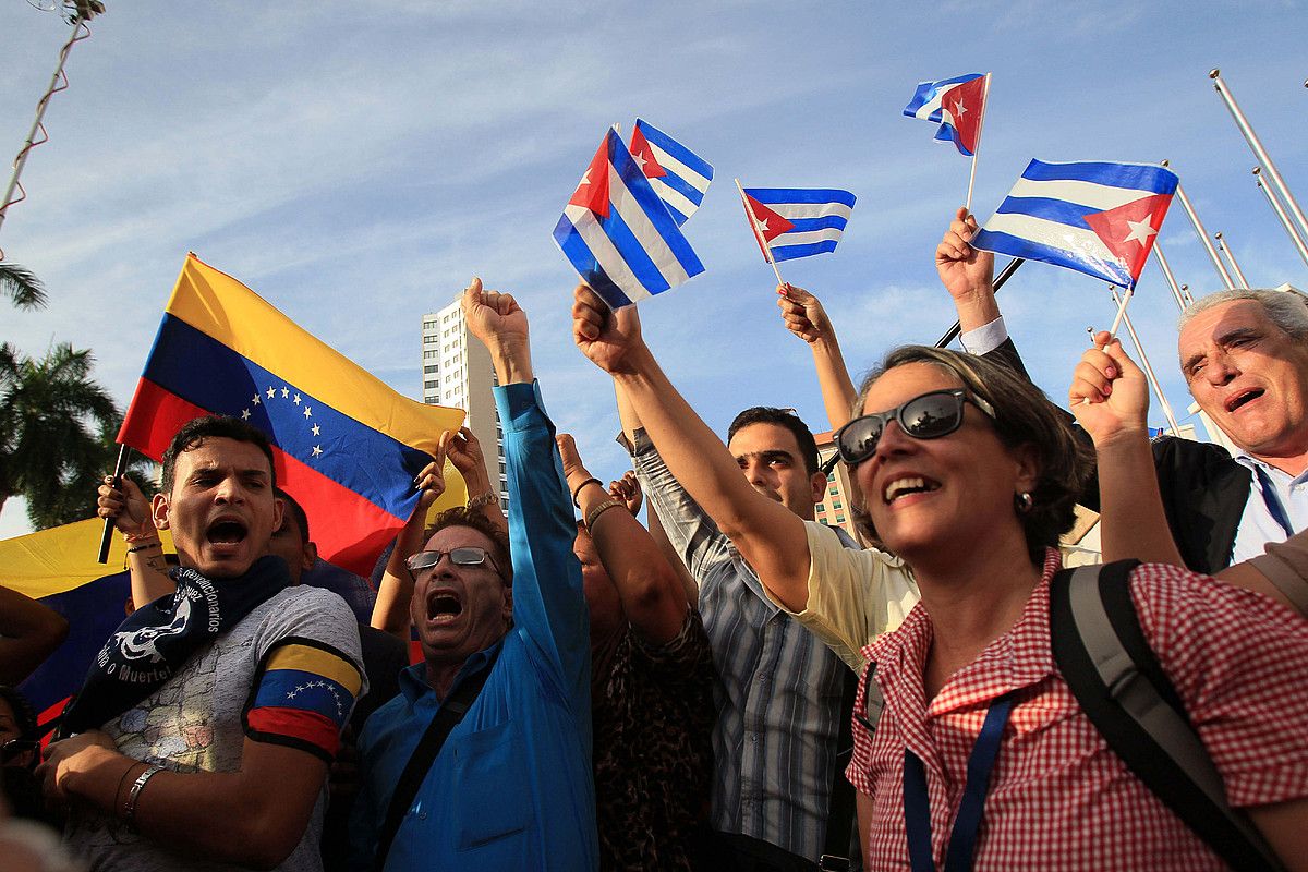 Aurten, Kubako Gobernuak ere parte hartuko du goi bileran. Bezperan, elkarretaratzeak egin dituzte aldekoek eta kontrakoek. ALEJANDRO BOLIVAR / EFE. Aurten, Kubako Gobernuak ere parte hartuko du goi bileran. Bezperan, elkarretaratzeak egin dituzte aldekoek eta kontrakoek. ALEJANDRO BOLIVAR / EFE.