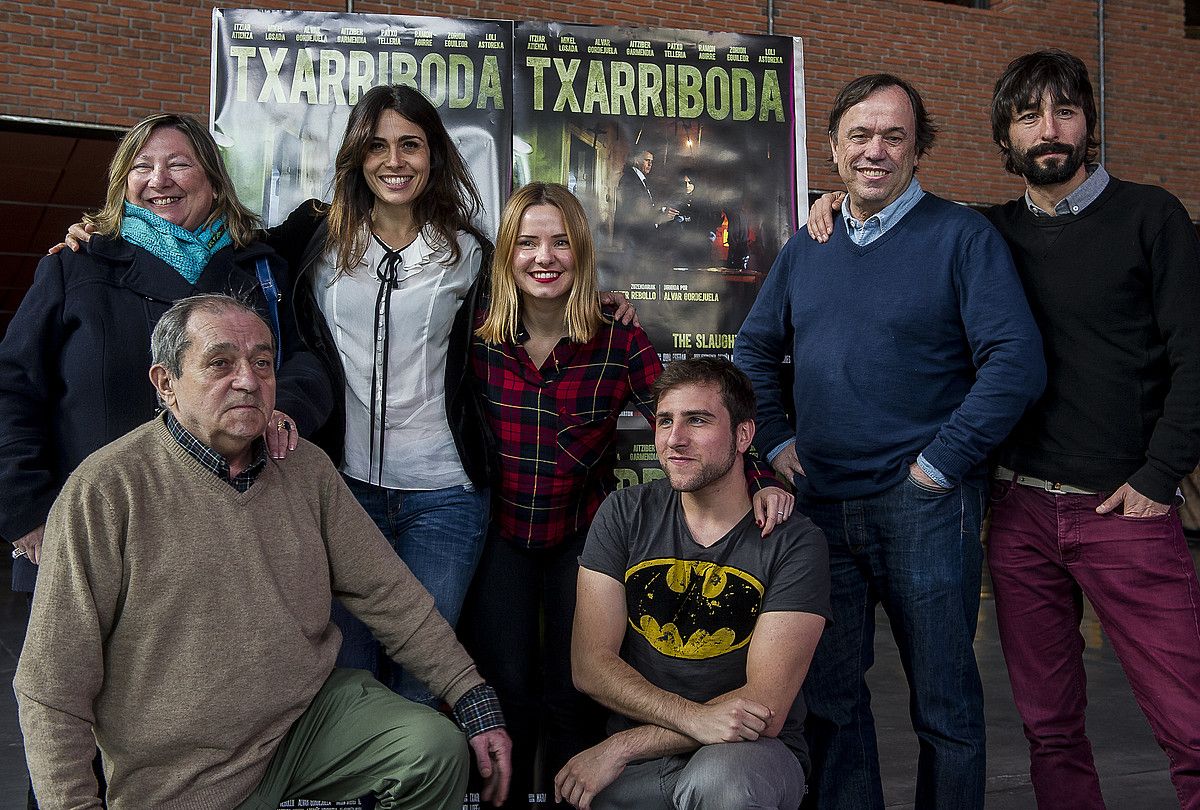 Txarriboda filmeko zuzendariak aktore taldearekin batera, atzo, aurkezpen ekitaldian. LUIS JAUREGIALTZO / ARGAZKI PRESS.