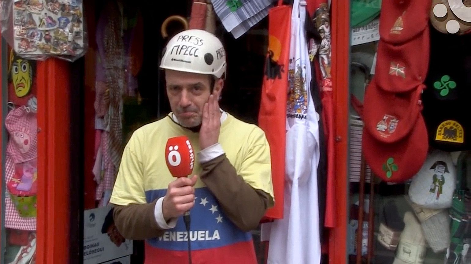 Iñigo Orduña, Majaris de la Sorna gisa, Ahotsa.info-k ekoitzitako erreportaje satirikoan. AHOTSA.INFO. Iñigo Orduña, Majaris de la Sorna gisa, Ahotsa.info-k ekoitzitako erreportaje satirikoan. AHOTSA.INFO.