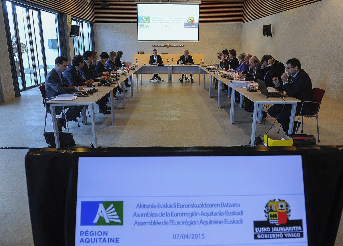 Akitania-Euskadi euroeskualdeko ordezkariak, atzo Busturian egindako bileran. LUIS JAUREGIALTZO / ARGAZKI PRESS. Akitania-Euskadi euroeskualdeko ordezkariak, atzo Busturian egindako bileran. LUIS JAUREGIALTZO / ARGAZKI PRESS.