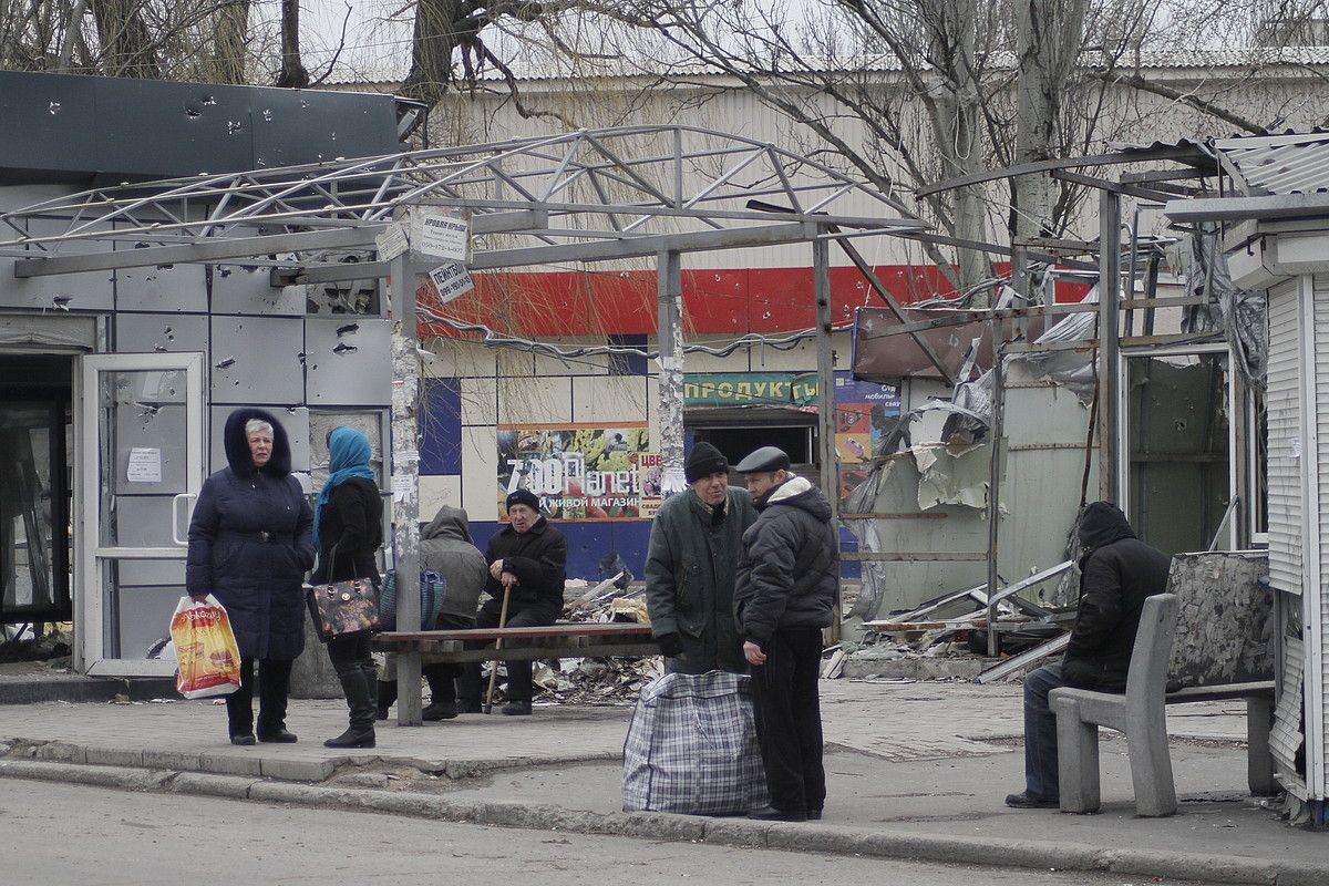 Urtebetean arrasto nabarmenak utzi ditu gerrak Donetsken, baina hiri erdian eguneroko bizitza normal antzean egiten dute herritarrek. MIKEL ARREGI.
