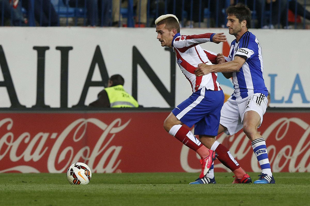 Griezmann Atletico Madrilekoa eta Markel Realekoa, atzo Vicente Calderonen jokaturiko partidan. KIKO HUESCA / EFE.