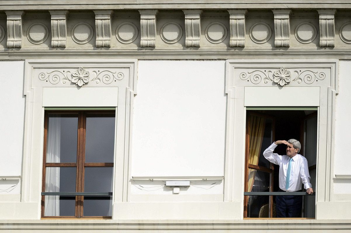 John Kerry AEBetako Estatu idazkaria, atzo, atsedenaldi batean, Beau Rivage Palace hoteleko leihotik begira. LAURENT GILLIERON / EFE. John Kerry AEBetako Estatu idazkaria, atzo, atsedenaldi batean, Beau Rivage Palace hoteleko leihotik begira. LAURENT GILLIERON / EFE.