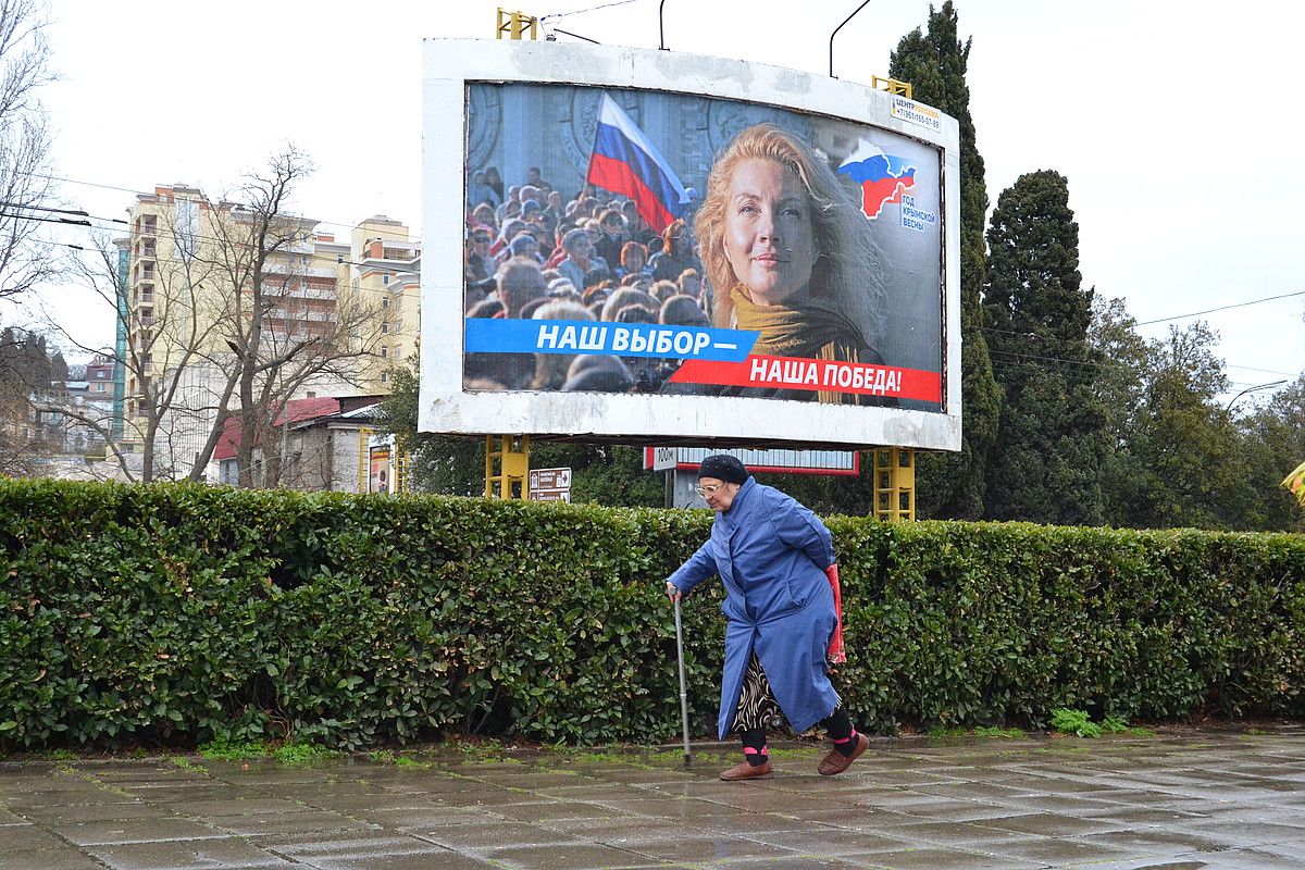 Emakume edadetu bat Sebastopolen, Krimeak Errusiarekin bat egin eta urtebetera. MIKEL ARREGI. Emakume edadetu bat Sebastopolen, Krimeak Errusiarekin bat egin eta urtebetera. MIKEL ARREGI.