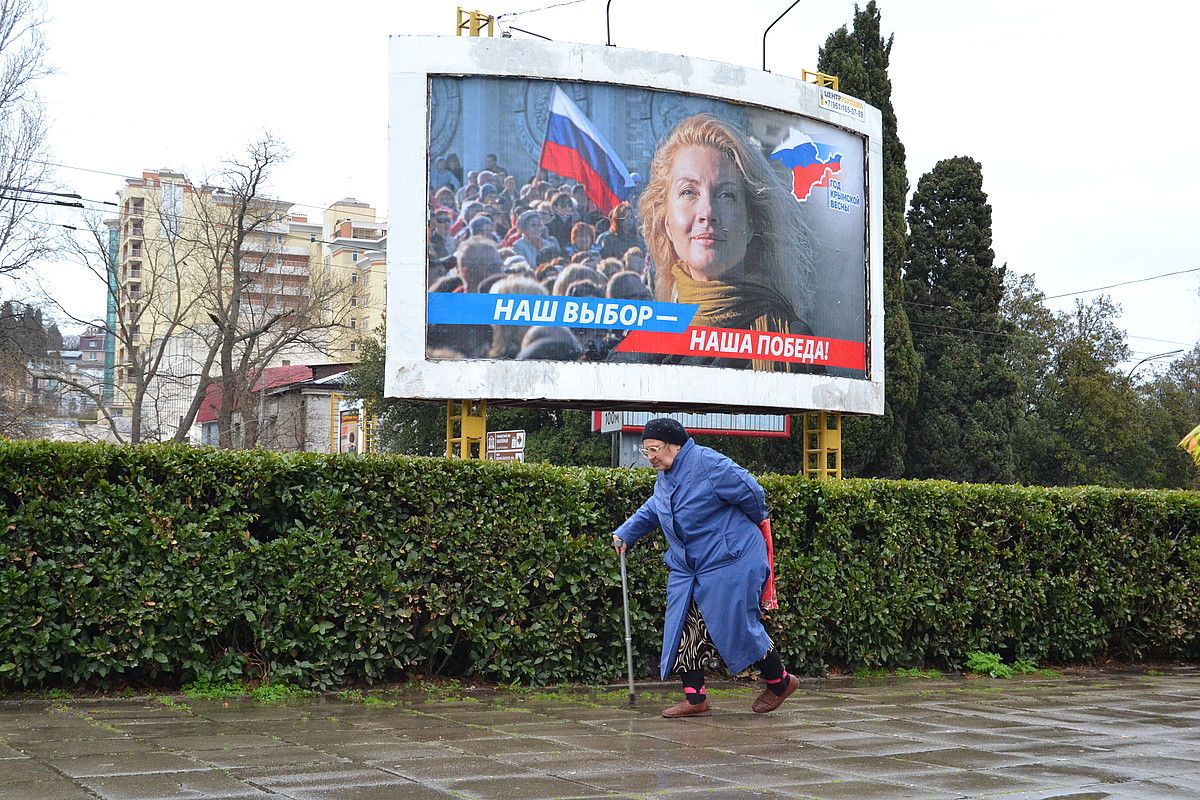 Emakume edadetu bat Sebastopolen, Krimeak Errusiarekin bat egin eta urtebetera. MIKEL ARREGI.