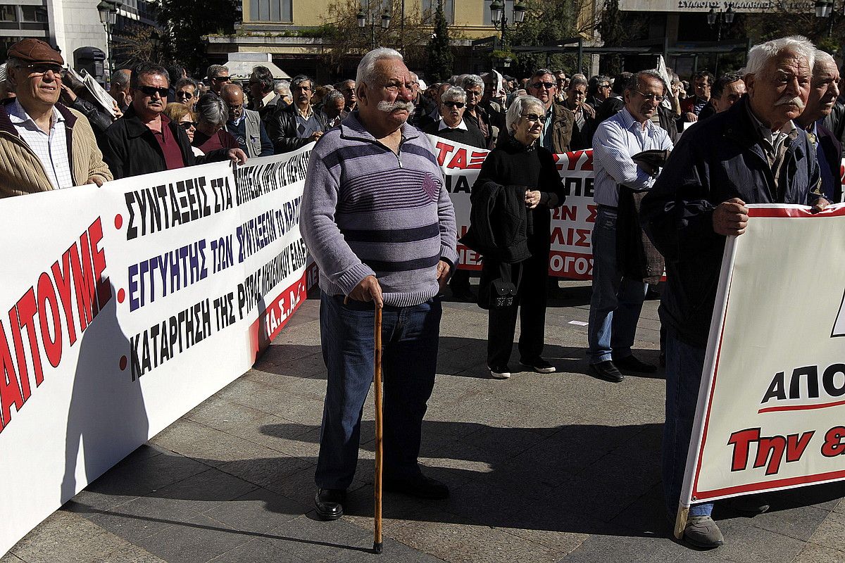 Pentsioak igotzeko eskatzeko protesta, herenegun, Atenasen. O.P. / EFE. Pentsioak igotzeko eskatzeko protesta, herenegun, Atenasen. O.P. / EFE.