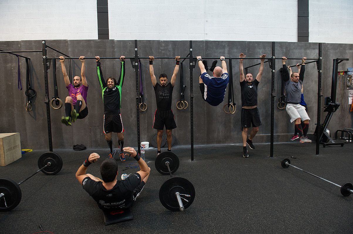 Intentsitate handiko entrenamenduak egiten dituzte ordubeteko crossfit-eko saioetan. Irudian, zaleak CrossFit Drakkar Hondarribia kirolgunean. JUAN CARLOS RUIZ / ARGAZKI PRESS. Intentsitate handiko entrenamenduak egiten dituzte ordubeteko crossfit-eko saioetan. Irudian, zaleak CrossFit Drakkar Hondarribia kirolgunean. JUAN CARLOS RUIZ / ARGAZKI PRESS.