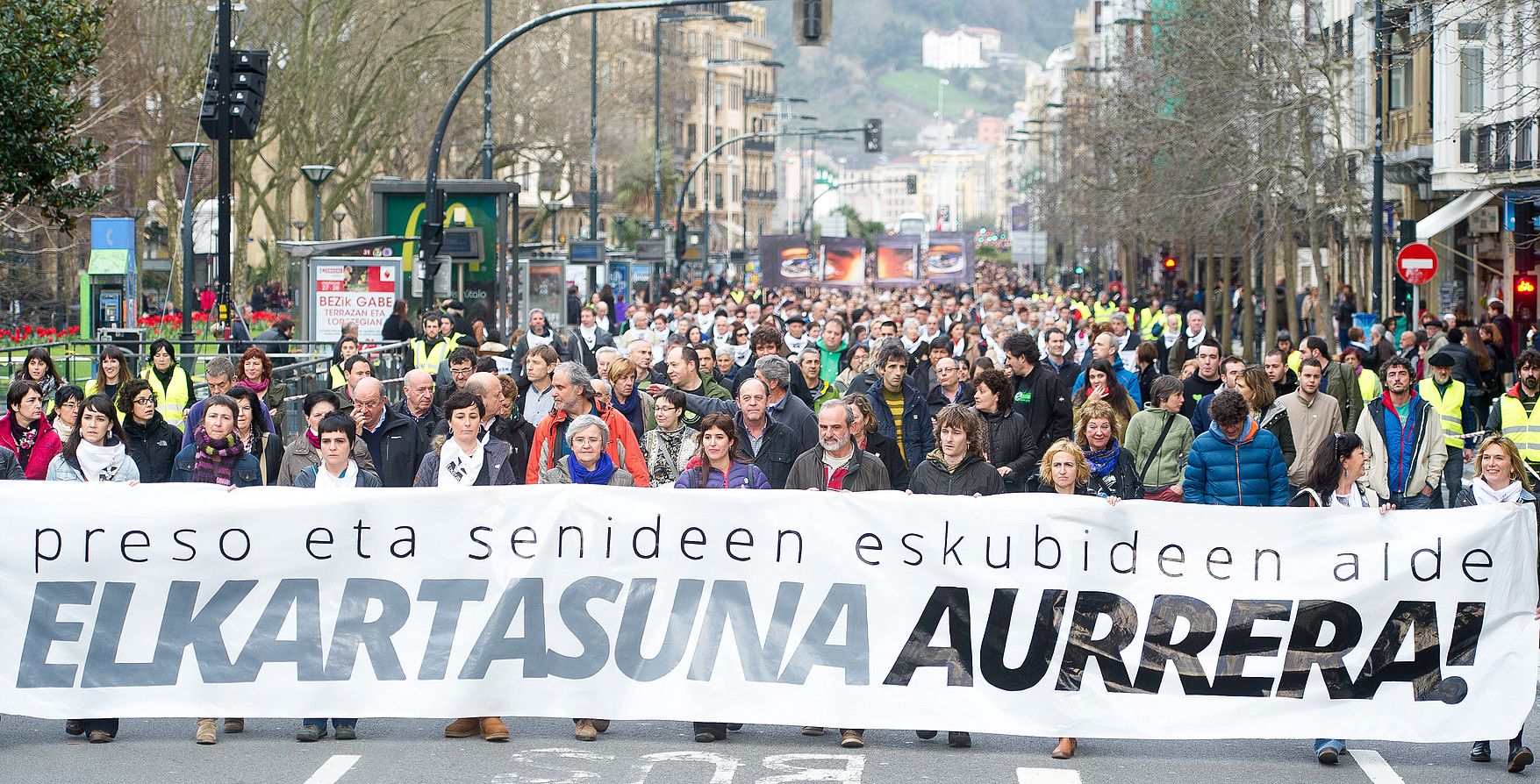 Euskal presoen eskubideen defentsan eta Etxerat eta Jaiki Hadi elkarteetako lau kideen aurkako operazioa salatzeko larunbatean Donostian egindako manifestazioa. JUAN CARLOS RUIZ / ARGAZKI PRESS.