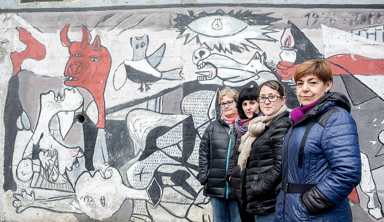 Marisa Lopez de Samaniego, Garbiñe Alkiza, Maixo Caspassio eta Anabel Anza, Donostian, Intxaurrondo auzoan, Gernika-ren muralaren aurrean. JUAN CARLOS RUIZ / ARGAZKI PRESS.