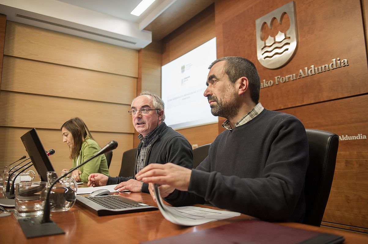 Xabier Olano (erdian) Yolanda Dominguez eta Isidro Esnaola Ogasuneko kideekin, atzo. JUAN CARLOS RUIZ / ARGAZKI PRESS. Xabier Olano (erdian) Yolanda Dominguez eta Isidro Esnaola Ogasuneko kideekin, atzo. JUAN CARLOS RUIZ / ARGAZKI PRESS.