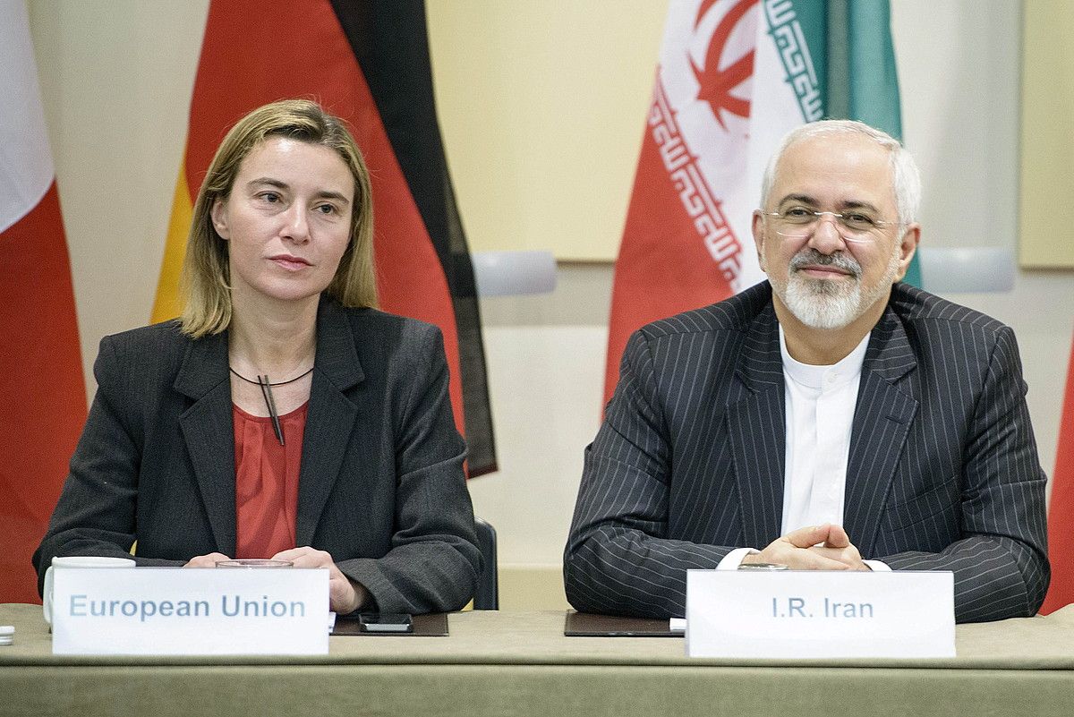 Federica Mogherini EBko diplomazia burua eta Javad Zarif Irango Atzerri ministroa, atzo, Lausanan. B. SMIALOWSKI / EFE.