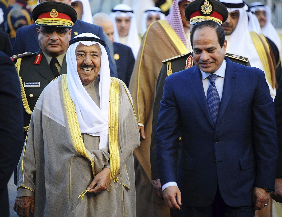 Sabah al-Sabah al-Ahmad Kuwaiteko emirra Abdel Fata al-Sisi Egiptoko presidentearekin, Xarm el-Xeikhen. EFE. Sabah al-Sabah al-Ahmad Kuwaiteko emirra Abdel Fata al-Sisi Egiptoko presidentearekin, Xarm el-Xeikhen. EFE.