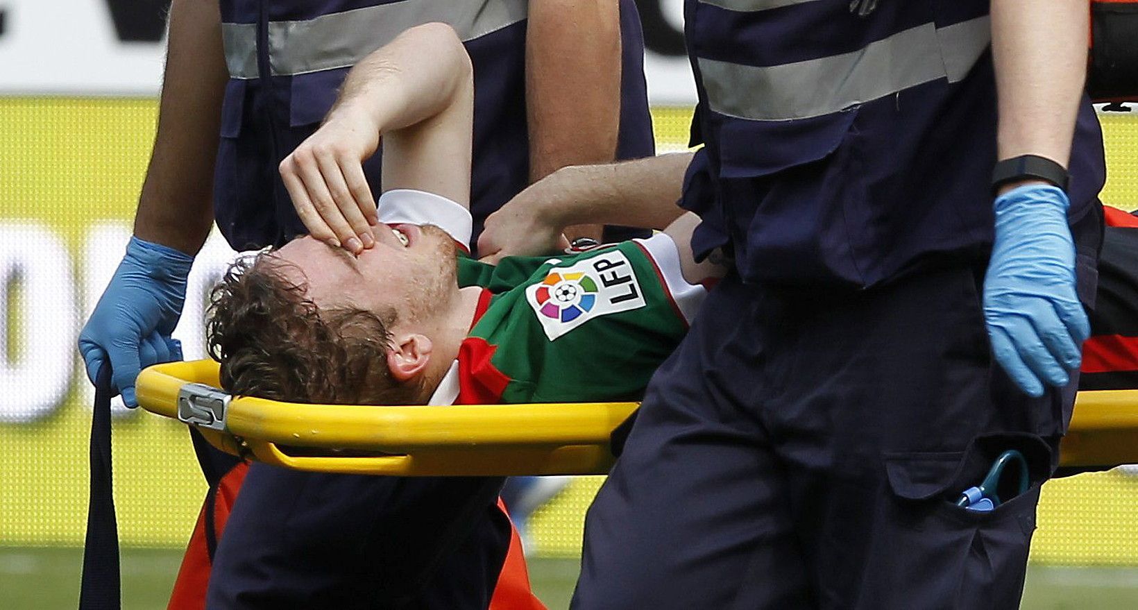 Iker Muniain, negar malkoei eutsi ezinik, atzo, Sanchez Pizjuanen, lehen zatia amaitzear zela min hartu eta aldageletara eraman zutenean. JOSE MANUEL VIDAL / EFE.