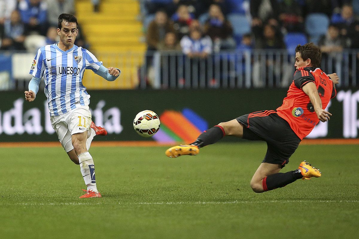 Juanmi Malagakoa eta Iñigo Realekoa baloairen lehian, atzo, La Rosaledan jokaturiko partidan. CARLOS DIAZ / EFE. Juanmi Malagakoa eta Iñigo Realekoa baloairen lehian, atzo, La Rosaledan jokaturiko partidan. CARLOS DIAZ / EFE.