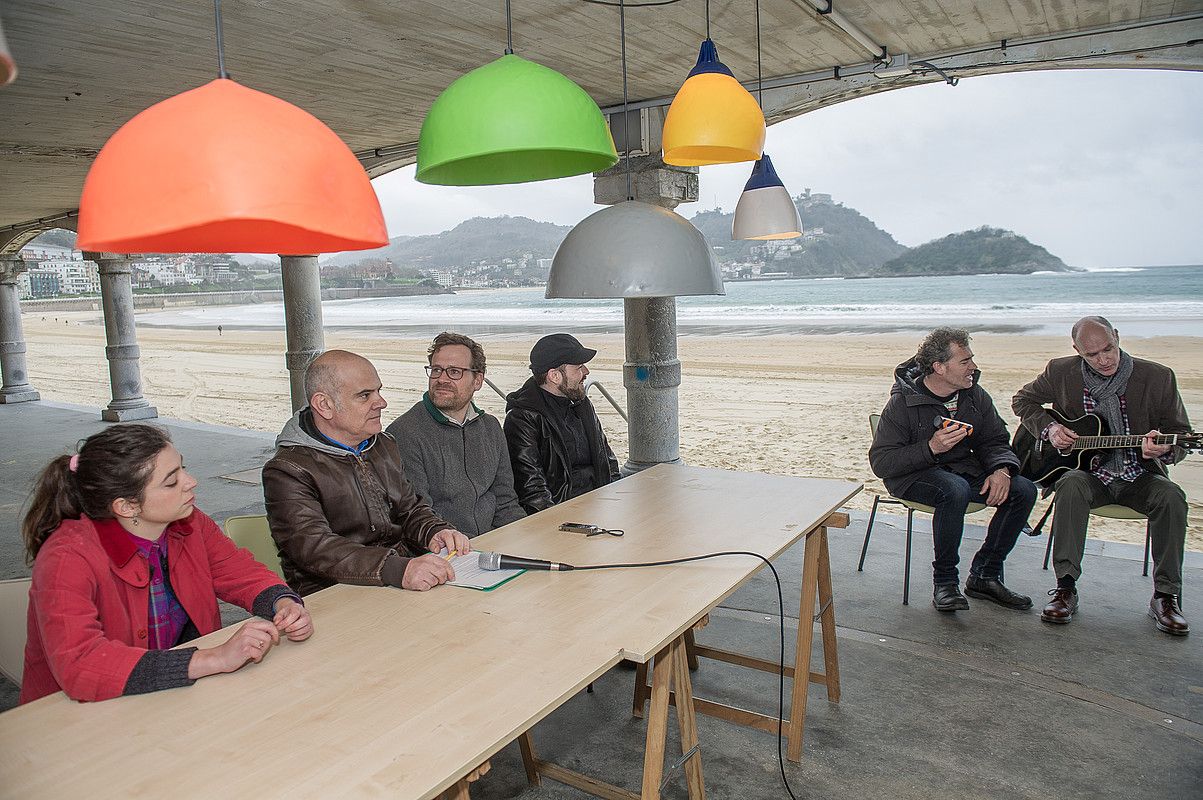 Kontxako arkupeetan egin zuten Olatu Talkaren aurkezpena, atzo goizean. JUAN CARLOS RUIZ / ARGAZKI PRESS. Kontxako arkupeetan egin zuten Olatu Talkaren aurkezpena, atzo goizean. JUAN CARLOS RUIZ / ARGAZKI PRESS.