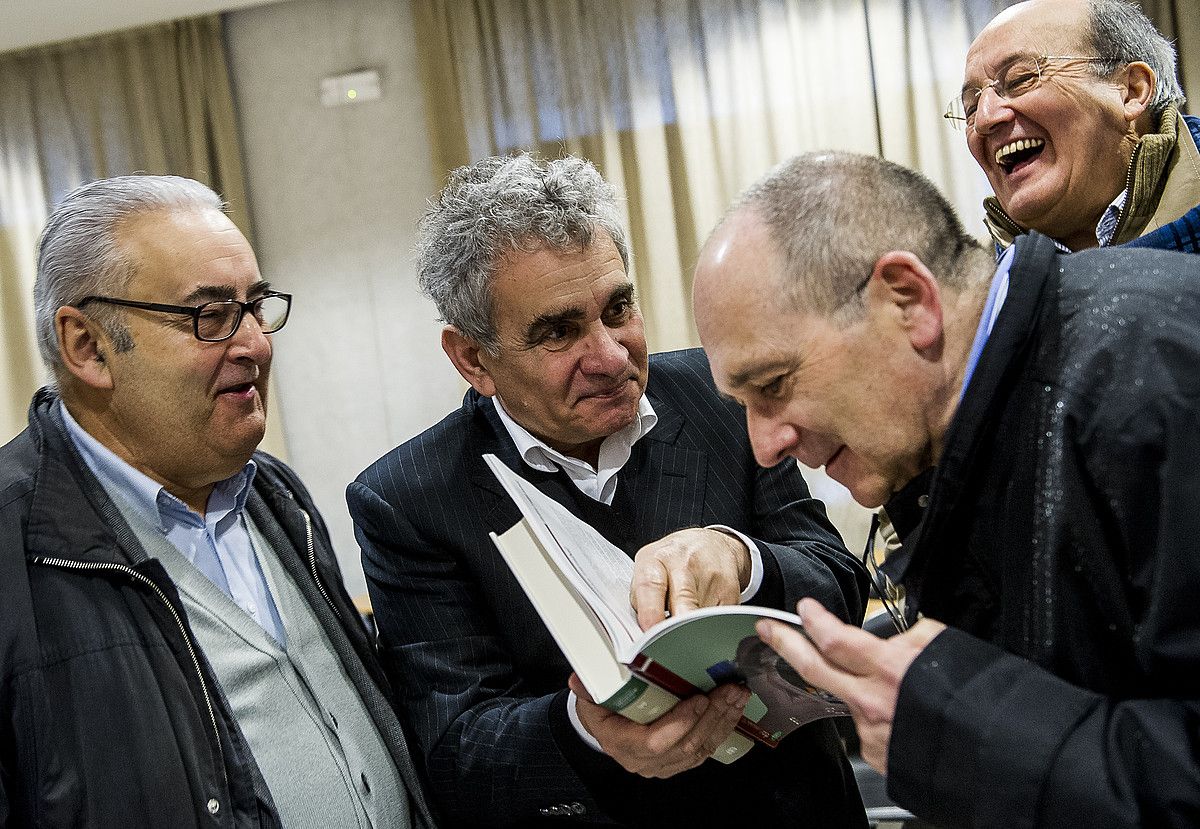 Bernardo Atxaga (ezkerretik bigarrena), Euskaltzaindiaren egoitzan, Erlea aldizkaria erakusten. LUIS JAUREGIALTZO / ARP. Bernardo Atxaga (ezkerretik bigarrena), Euskaltzaindiaren egoitzan, Erlea aldizkaria erakusten. LUIS JAUREGIALTZO / ARP.